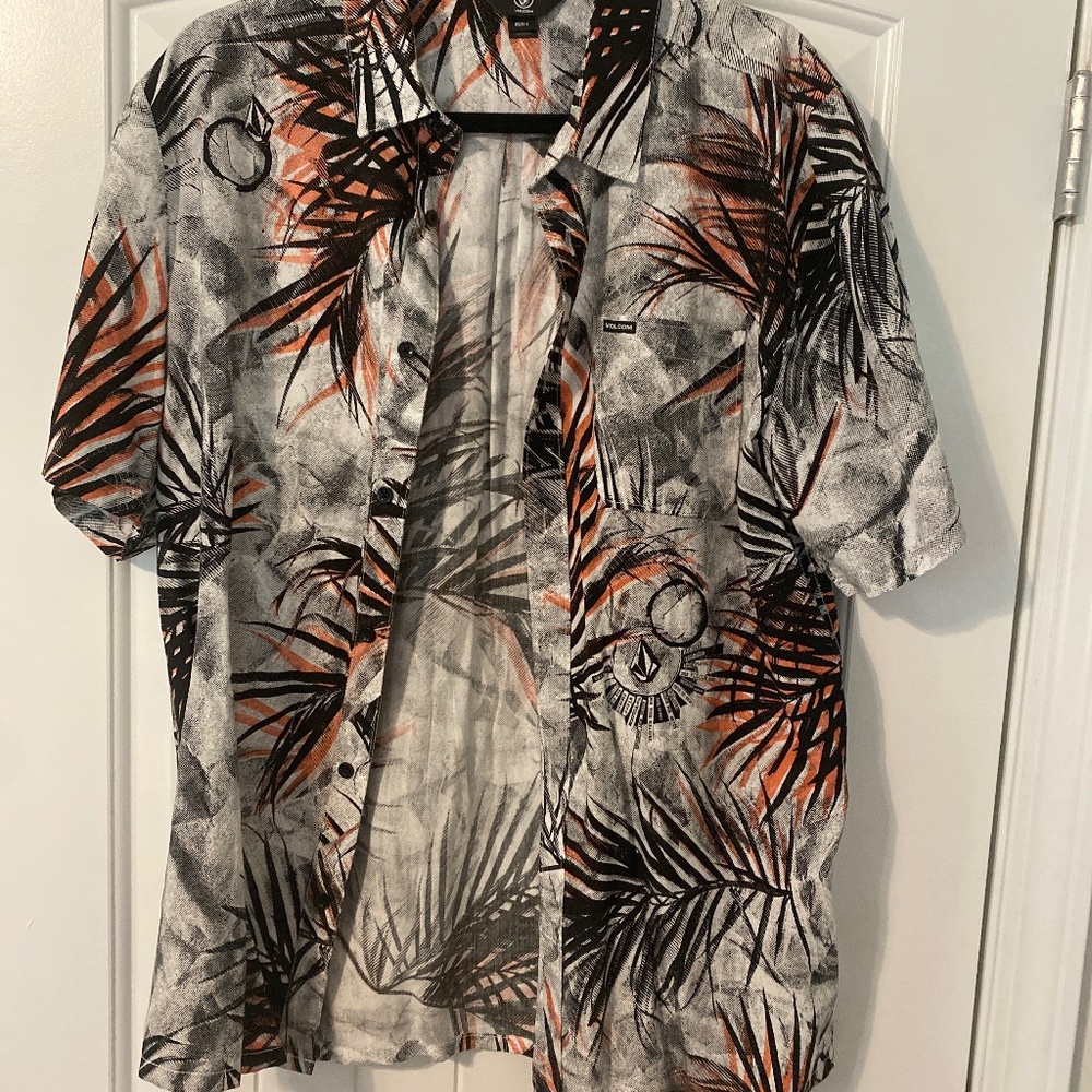 NWOT Size L Volcom Shirr